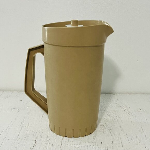 Vintage Tupperware 2 Qt Pitcher Harvest Tan Brown w/ White Push Button Lid - Picture 3 of 10